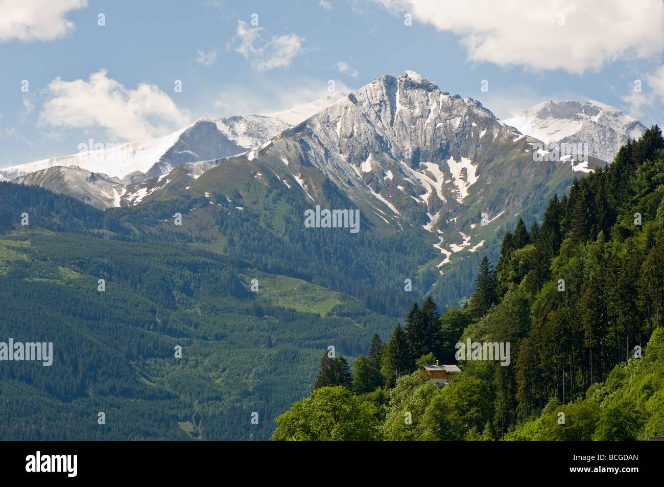 Monte Grossglockner in Austria che si affaccia su un tipico austriaco casa in legno Foto Stock