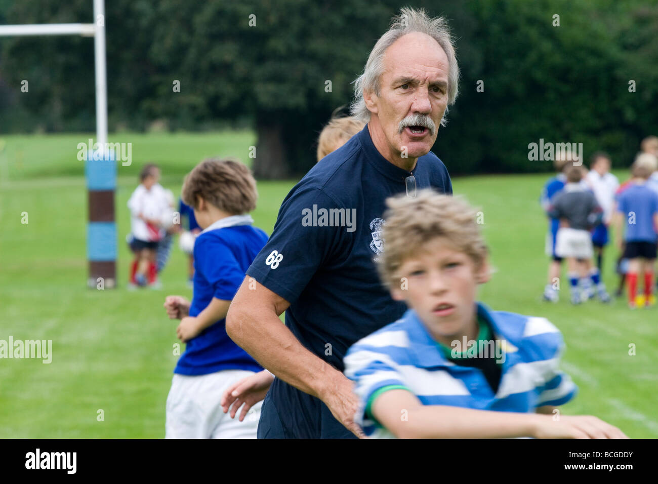 In inghilterra il capitano di rugby 1977 &1979 Roger Uttley allenatori di Suffolk scuola prep Brandeston Hall Foto Stock