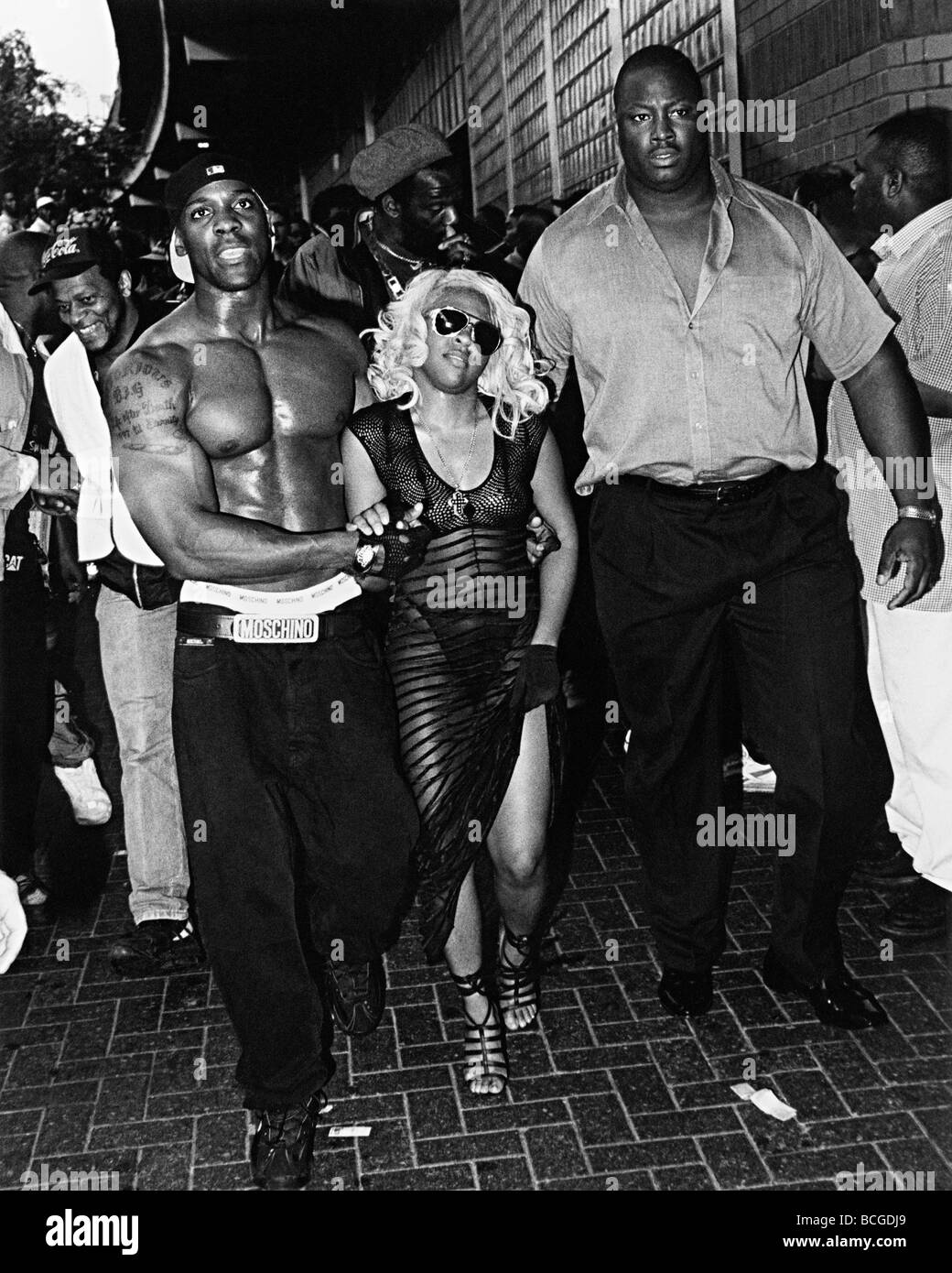 Lil Kim circondata da guardie del corpo a nottinghill carnival nel 1997 Foto Stock