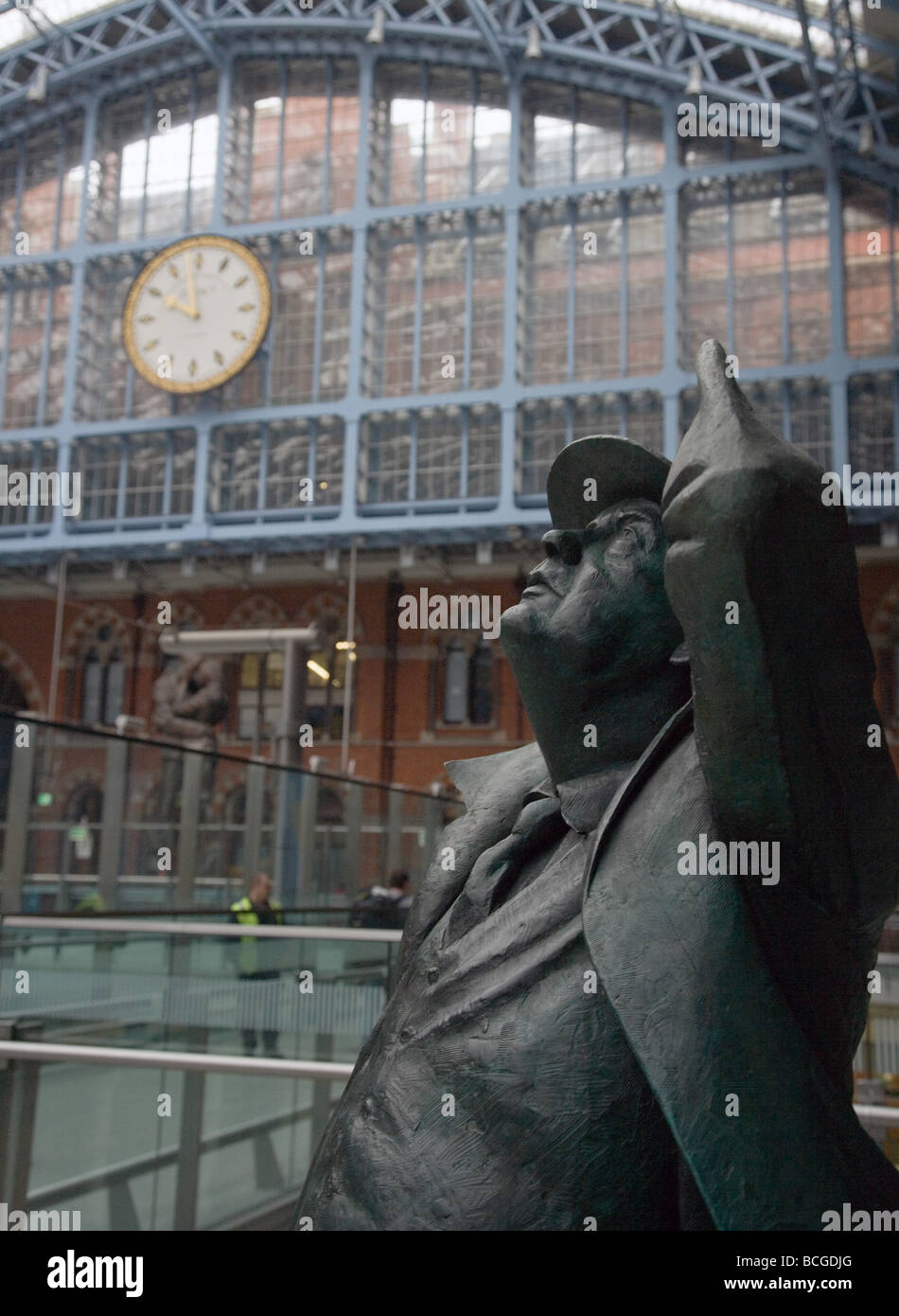 Statua di bronzo di Sir John Betjeman ex poeta laureato presso la stazione di St Pancras Londra il suo edificio preferito Foto Stock