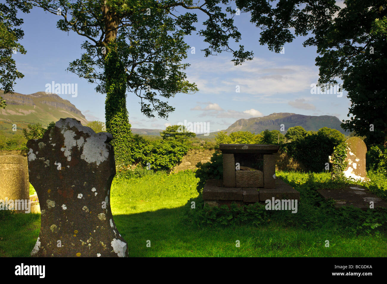 San Columba s chiesa Chiesa di Irlanda dove c'è una alta croce e la tomba di Yeats Foto Stock