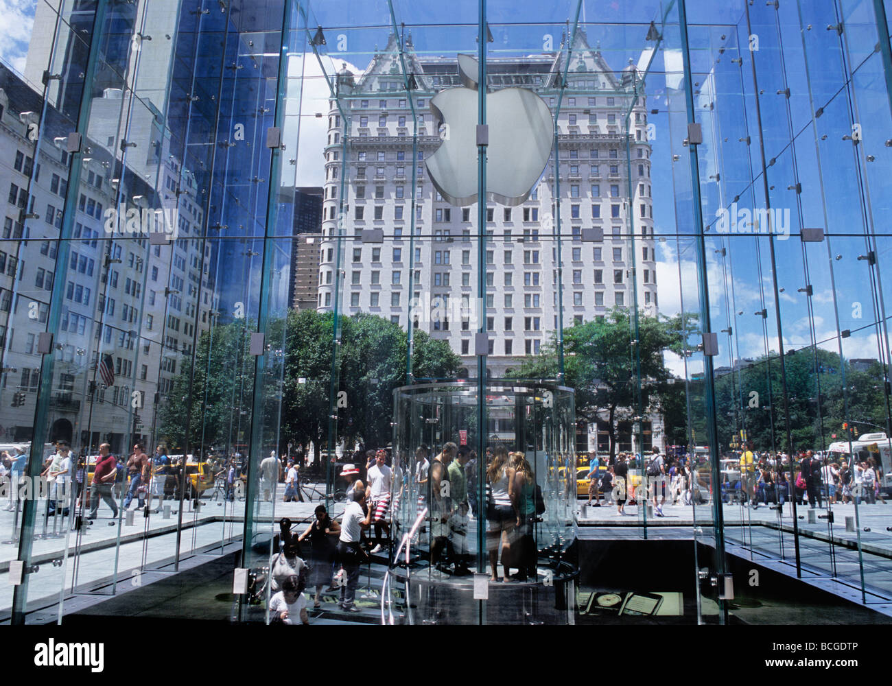 New York City, l'Apple Store, il Plaza Hotel, Bergdorf Goodman e il Grand Army Plaza sulla 5th Avenue nel centro di Manhattan. Scena di strada a New York Stati Uniti Foto Stock