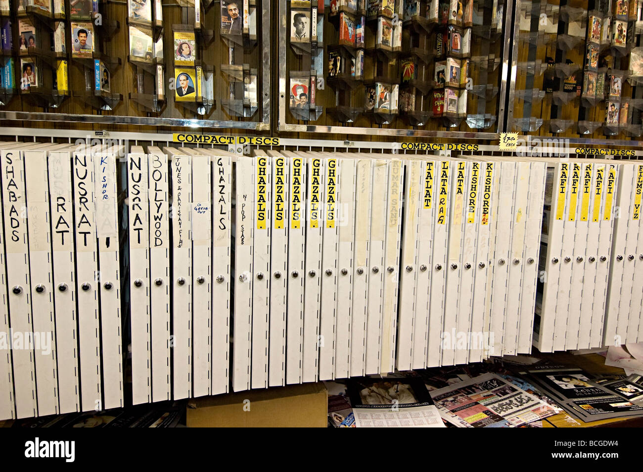Musica asiatica nastri e CD su scaffali in un negozio. vi è ancora un grande mercato per i nastri in asiatici al mercato musicale Foto Stock