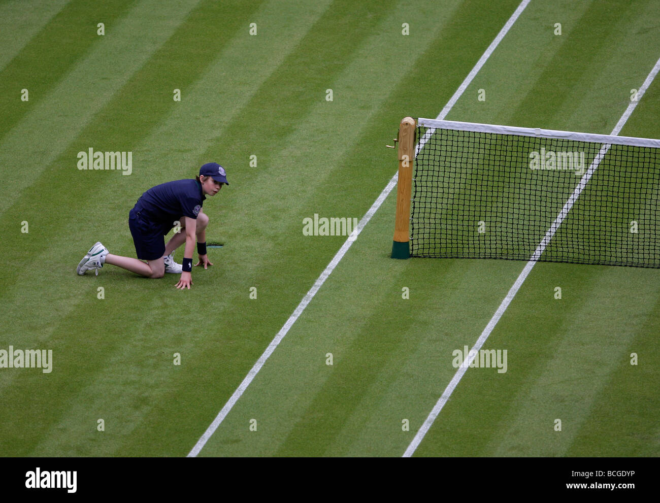 Campionati di Wimbledon 2009, alta vista di un ballboy sul Centre Court Foto Stock