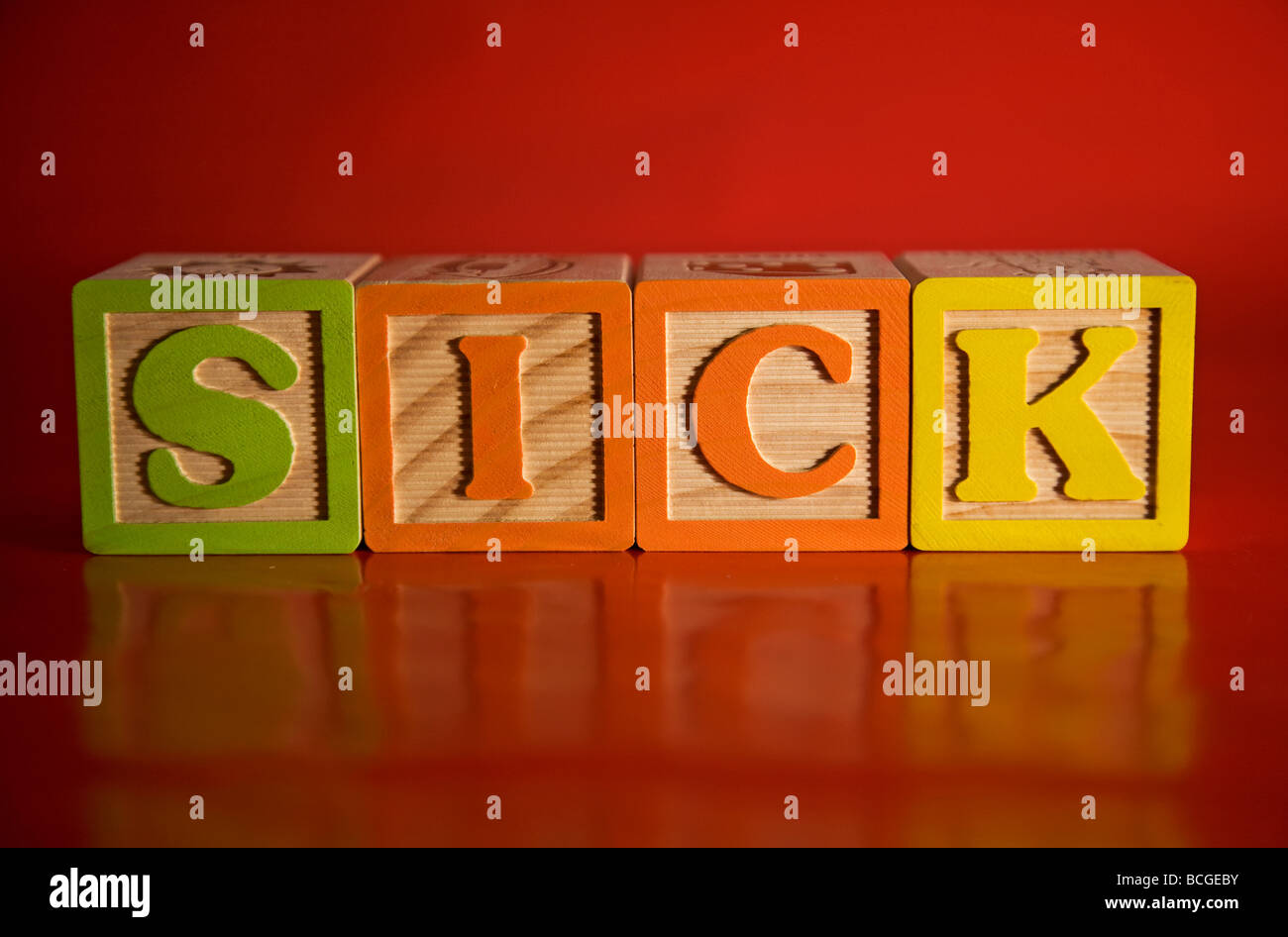Rendendo le parole con alfabeto dei blocchi di legno. Foto Stock
