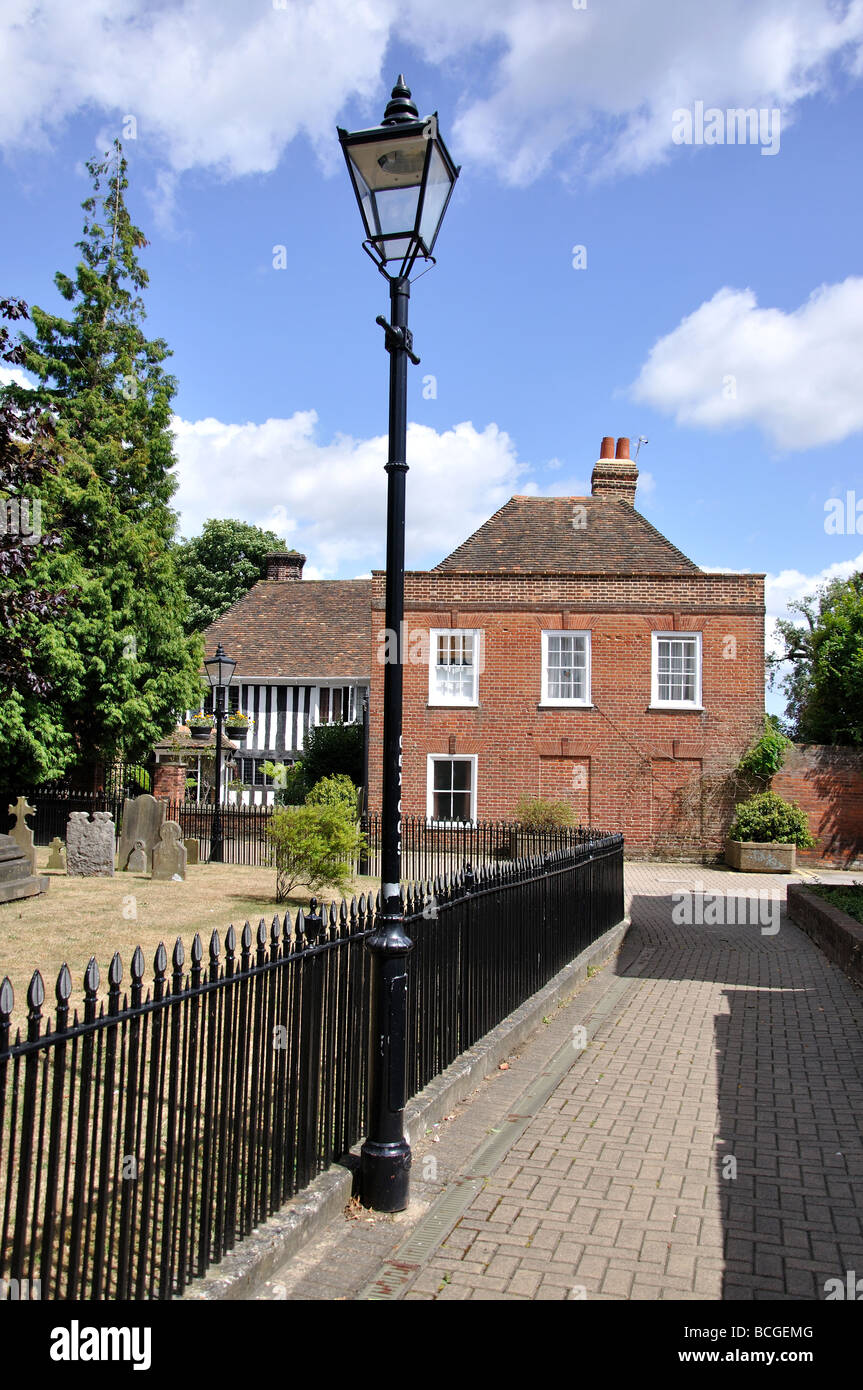 Cortile della chiesa, Ashford, Kent, England, Regno Unito Foto Stock