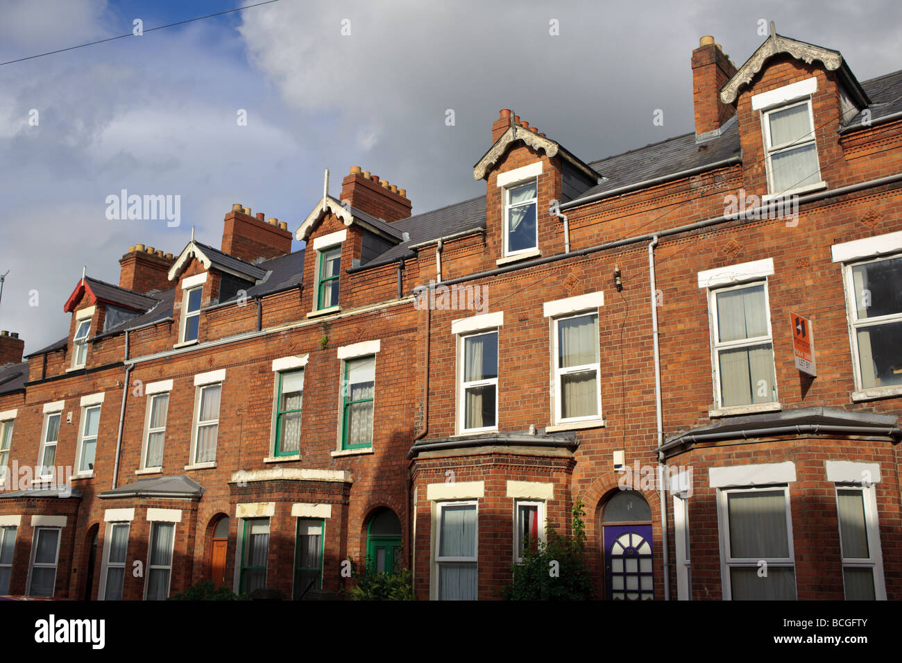Case a schiera in Belfast su un nuvoloso pomeriggio Foto Stock Case a schiera in Belfast su un nuvoloso pomeriggio Foto Stock