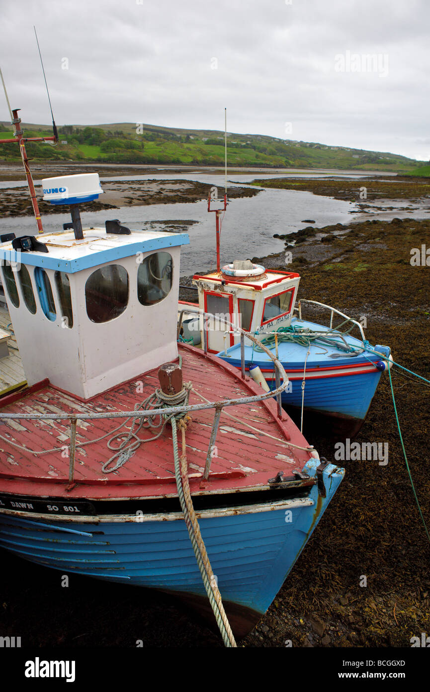 Barche da pesca a bassa marea in Tileen County Donegal Irlanda Foto Stock