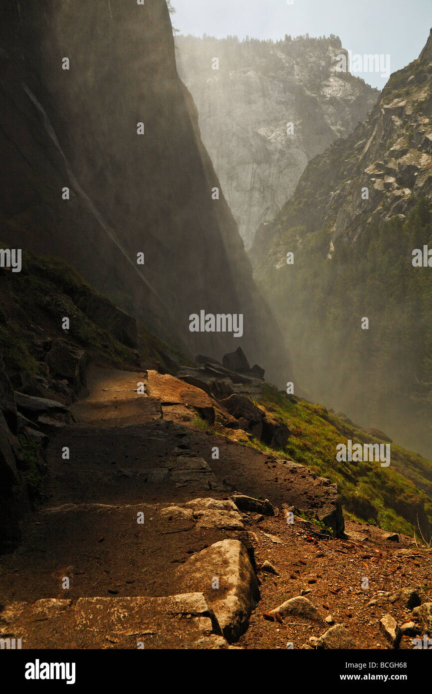 Ripido sentiero nella nebbia a cascata Foto Stock