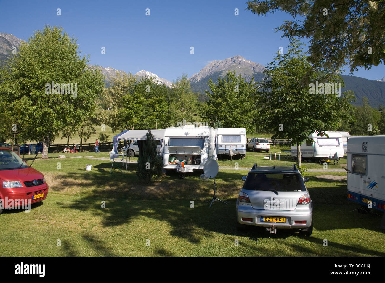 Tirol Austria UE Può roulotte e camper su New Scenic 5 posti campeggio in una bella posizione circondata da montagne Foto Stock