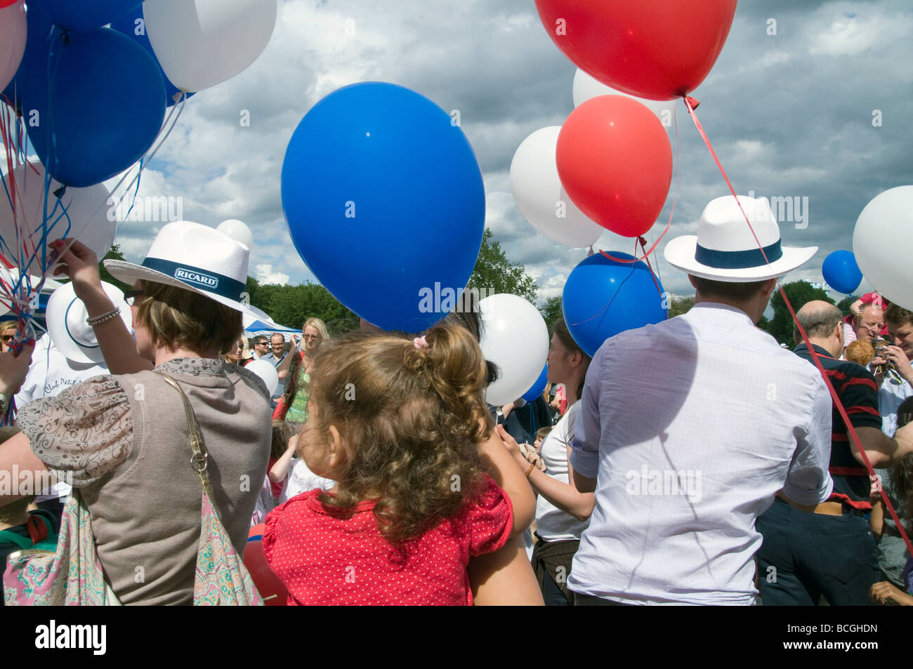 La Francia. Palloncini tricolore a Bastille Day festival, Paris.Foto © Julio Etchart Foto Stock