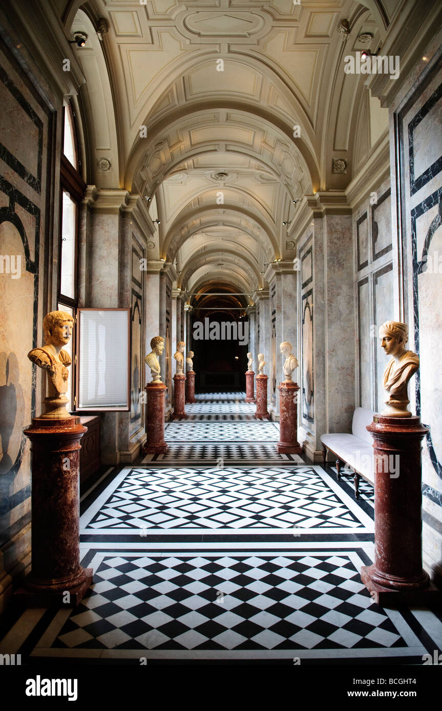 VIENNA, Austria: Il Kunsthistorisches Museum, un capolavoro architettonico, si erge con orgoglio a Vienna e presenta una vasta collezione di arte e manufatti storici. Inaugurato nel 1891, questo museo è una delle più importanti istituzioni artistiche al mondo, che ospita opere dall'antico Egitto al Rinascimento. Il grandioso esterno del museo e i magnifici interni lo rendono un punto di riferimento culturale chiave a Vienna. Foto Stock