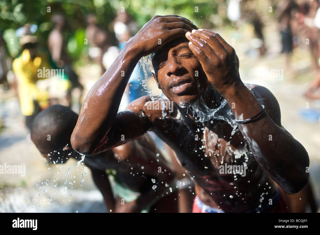 Un praticante voodoo bagna se stesso nelle acque del Saut D'eau durante l'annuale festival Voodou in Haiti il 13 luglio 2008. Foto Stock