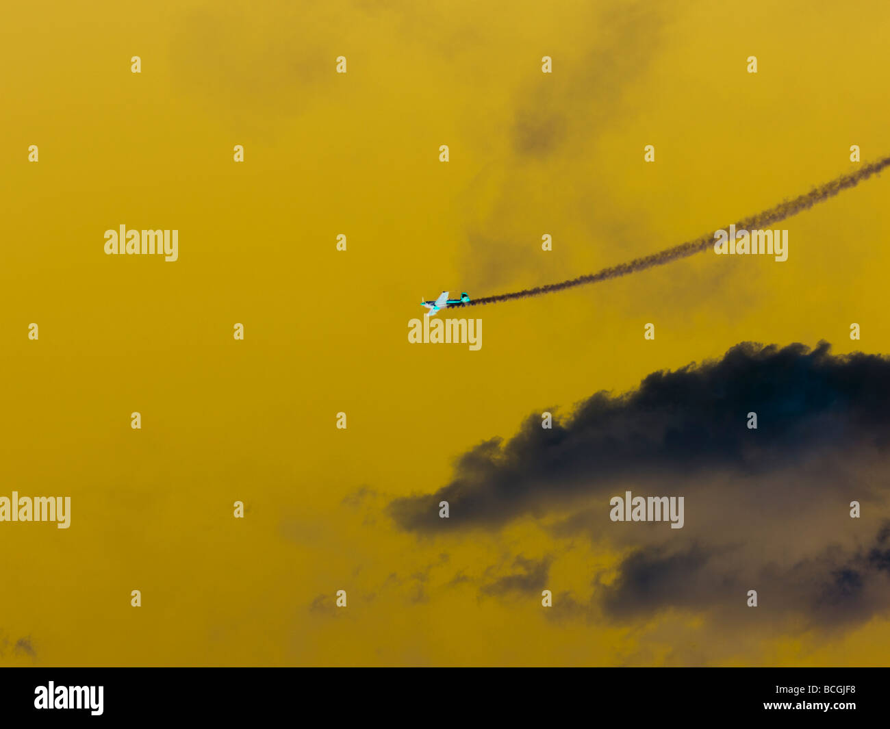Color-immagine invertita di un aereo acrobatico discesa. Foto Stock