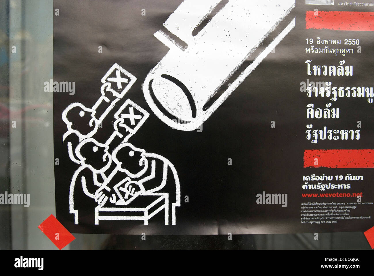 Cartellone elettorale che mostra gli elettori ballottaggi decisivi sotto il barrell una pistola in Thailandia Foto Stock