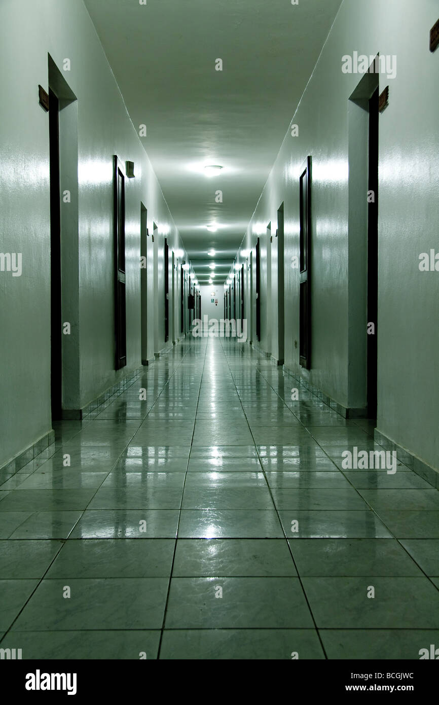 Il lungo corridoio interno di appartamenti in Sosua Repubblica Dominicana Foto Stock