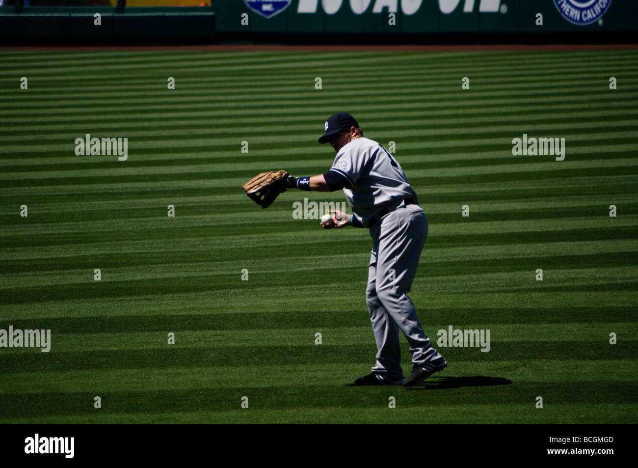Erik Hinske si riscalda nel campo a destra tra gli inning ad un Anaheim/Yankees gioco. Foto Stock