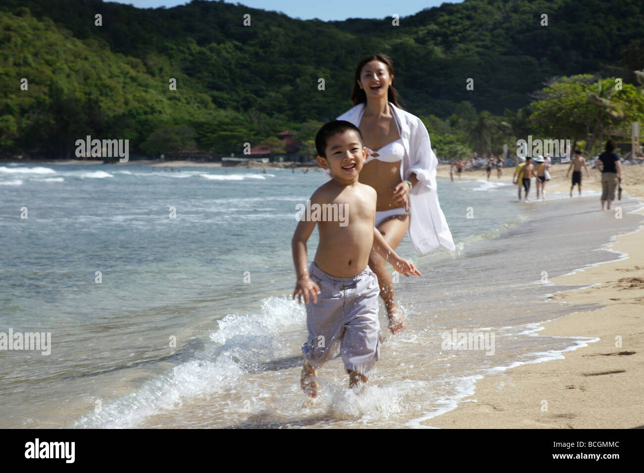 Madre e figlio avendo divertimento dal mare dei Caraibi Foto Stock