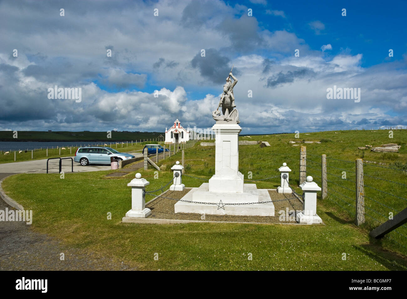 La Cappella italiana sulla piccola isola di agnello Holm in Isole Orcadi Scozia qui si vede con la statua di San Giorgio nella parte anteriore. Foto Stock