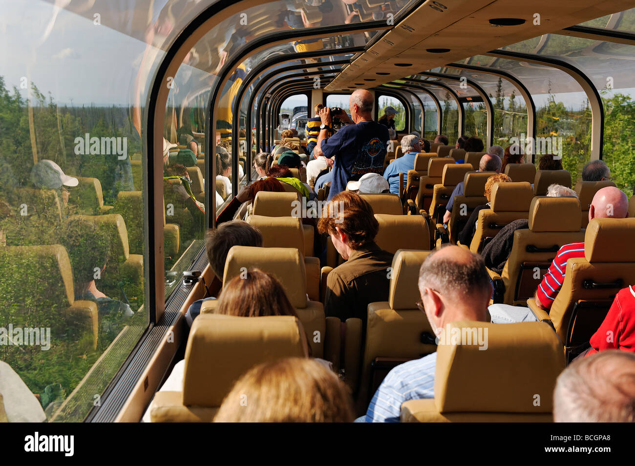 Il turista a godere di vedute panoramiche a bordo di un double decker treno auto in Alaska Railroad system alaska Foto Stock