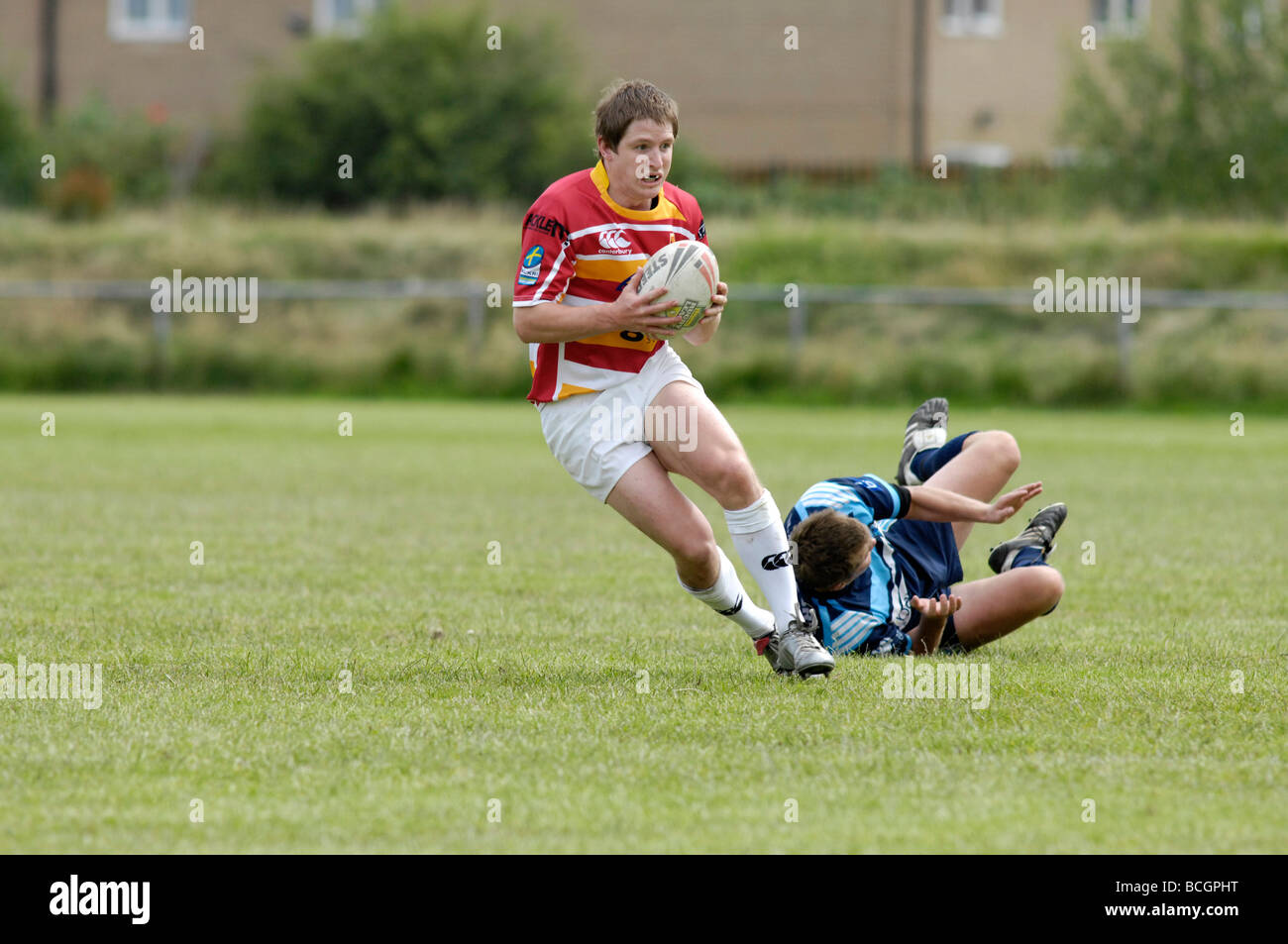 Giocatore di rugby va oltre un avversario Foto Stock