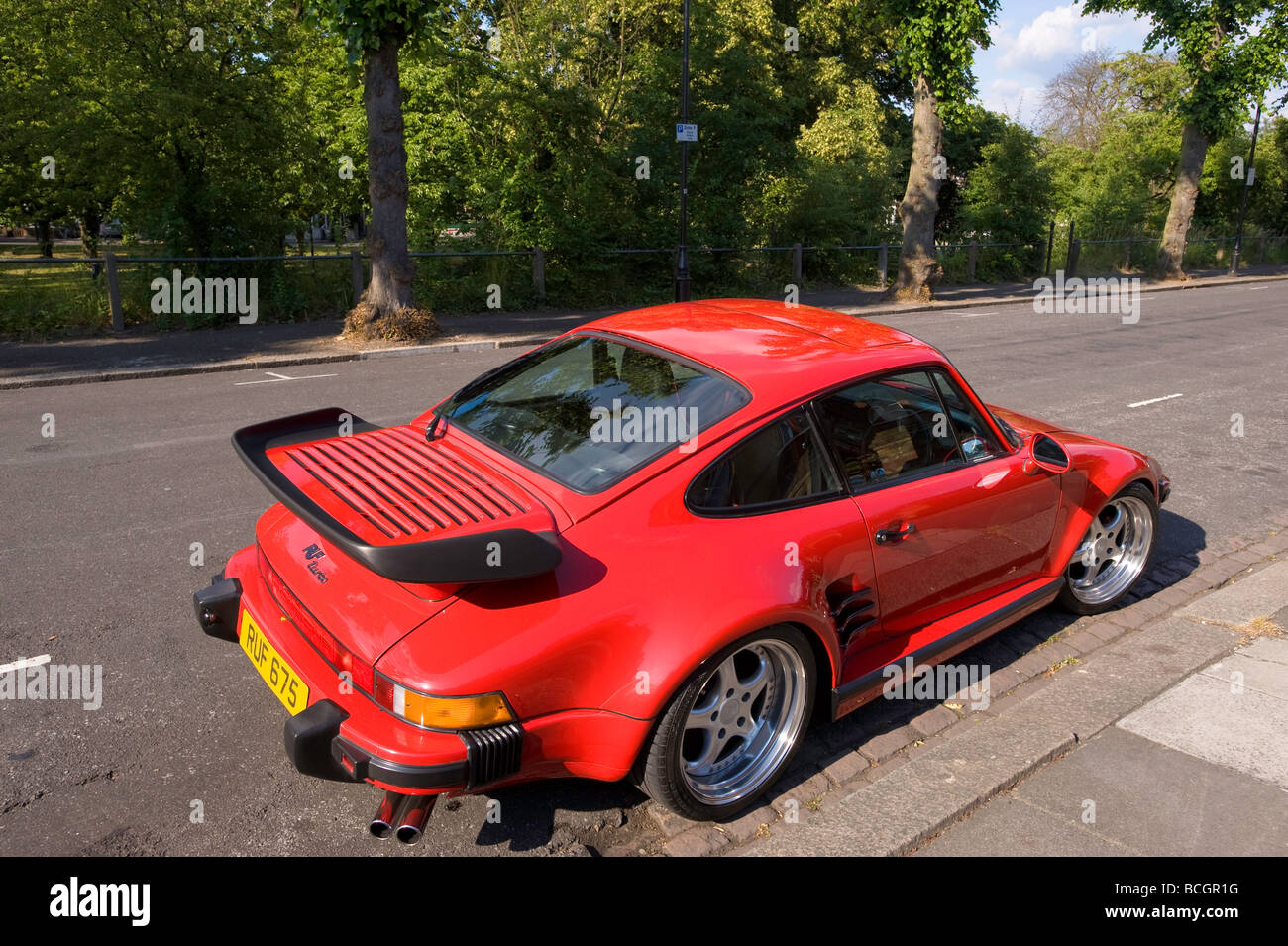 Red Porsche Carrera parcheggiato sulla strada London Regno Unito Foto Stock