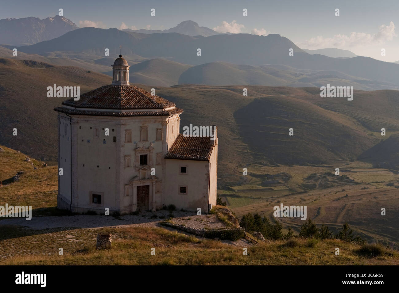 Cappella accanto alla Rocca Calascio nel parco nazionale del Gran Sasso Abruzzo Italia Foto Stock