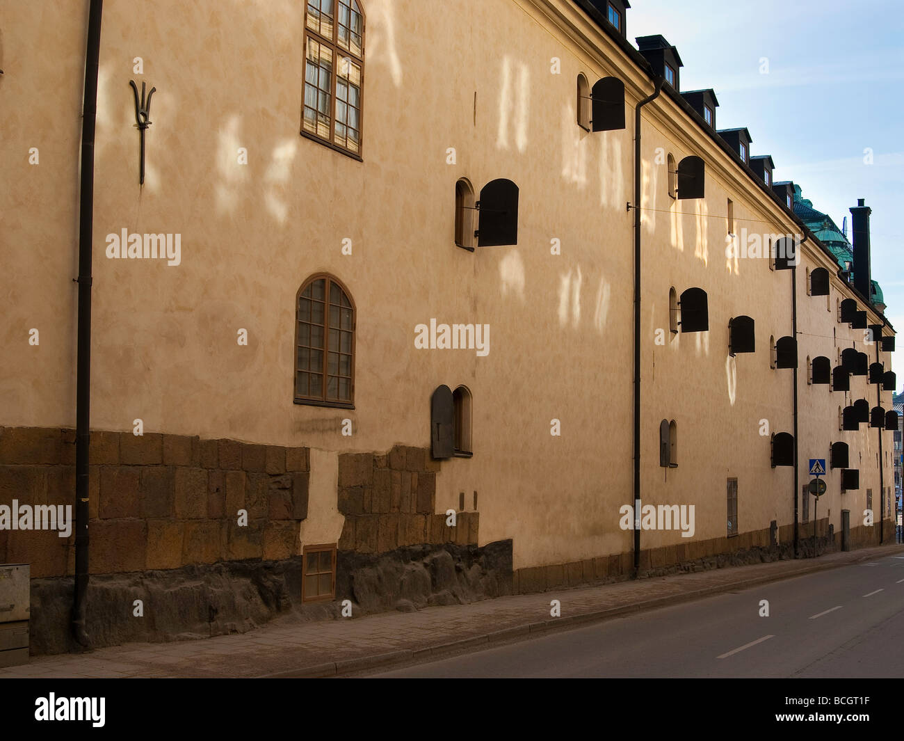 Il vecchio edificio storico a Stoccolma con windows di cui le ante sono aperte Foto Stock