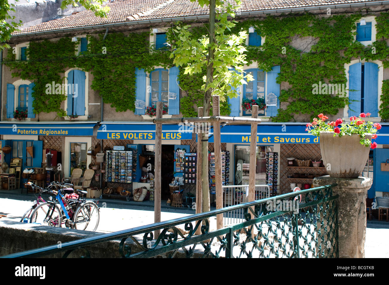 I negozi per turisti e la pittoresca casa a Goudargues Languedoc Francia Foto Stock