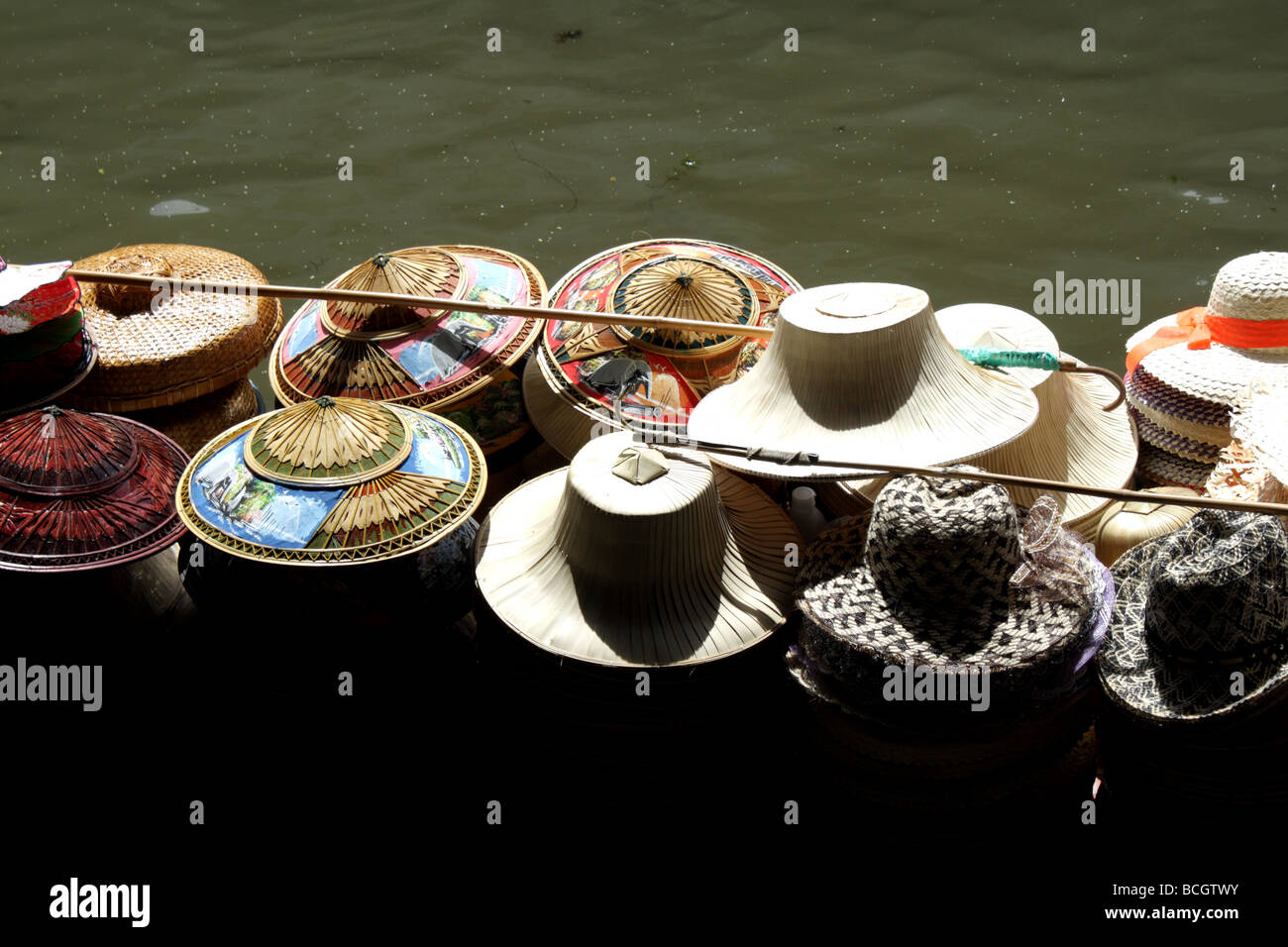 Hat per la vendita, il Mercato Galleggiante di Damnoen Saduak , della Thailandia Foto Stock
