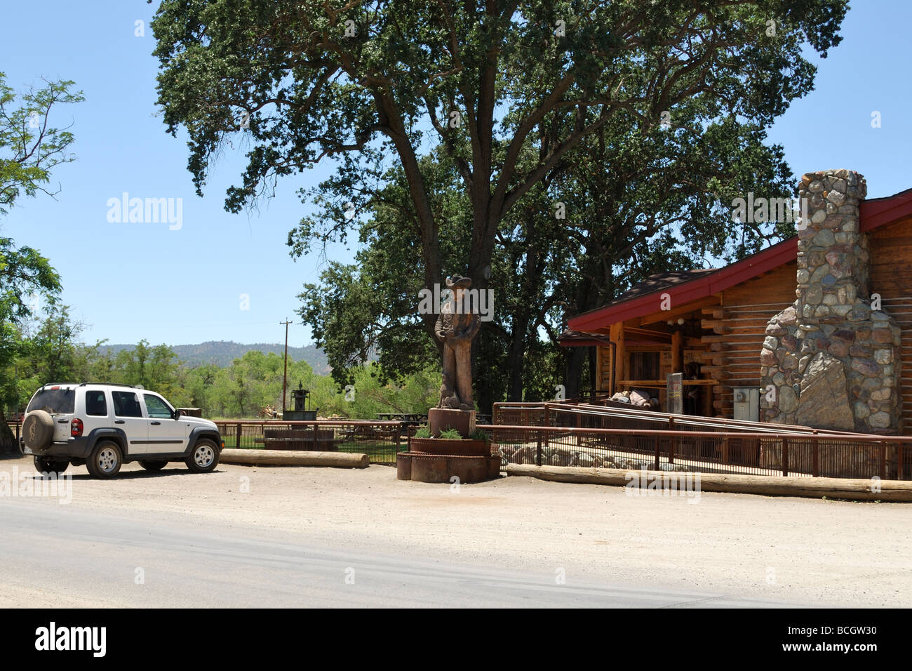 Il Parkfield cafe è il centro civico per questa piccola cowtown in California centrale Foto Stock