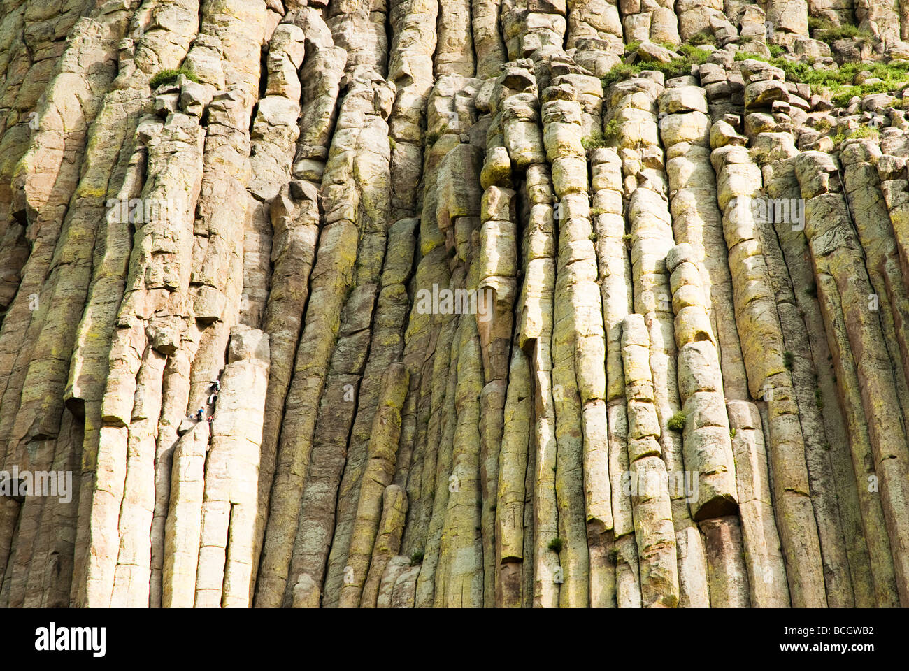Gli alpinisti su Devils Tower National Monument in Wyoming Foto Stock