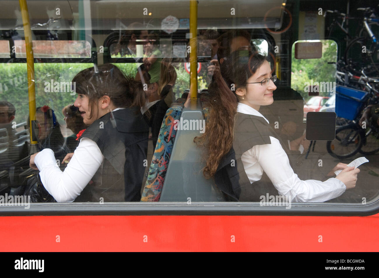 Studenti di Oxford sul bus di ritorno dalla scuola di esame in summertown ai loro collegi dopo un esame Foto Stock
