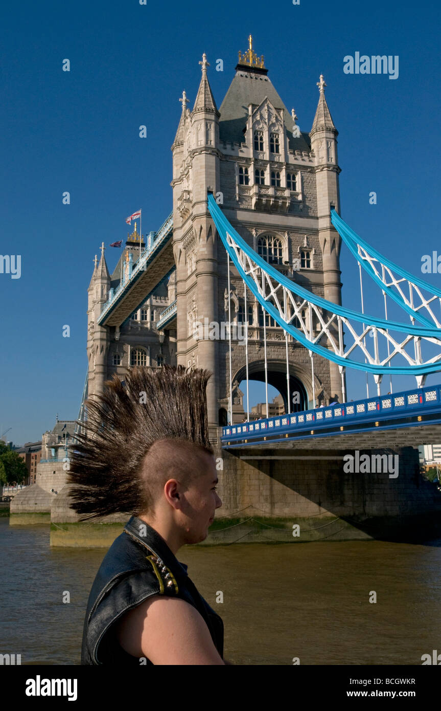 Giovane con un taglio di capelli mohicano, dal Tower Bridge di Londra Foto Stock