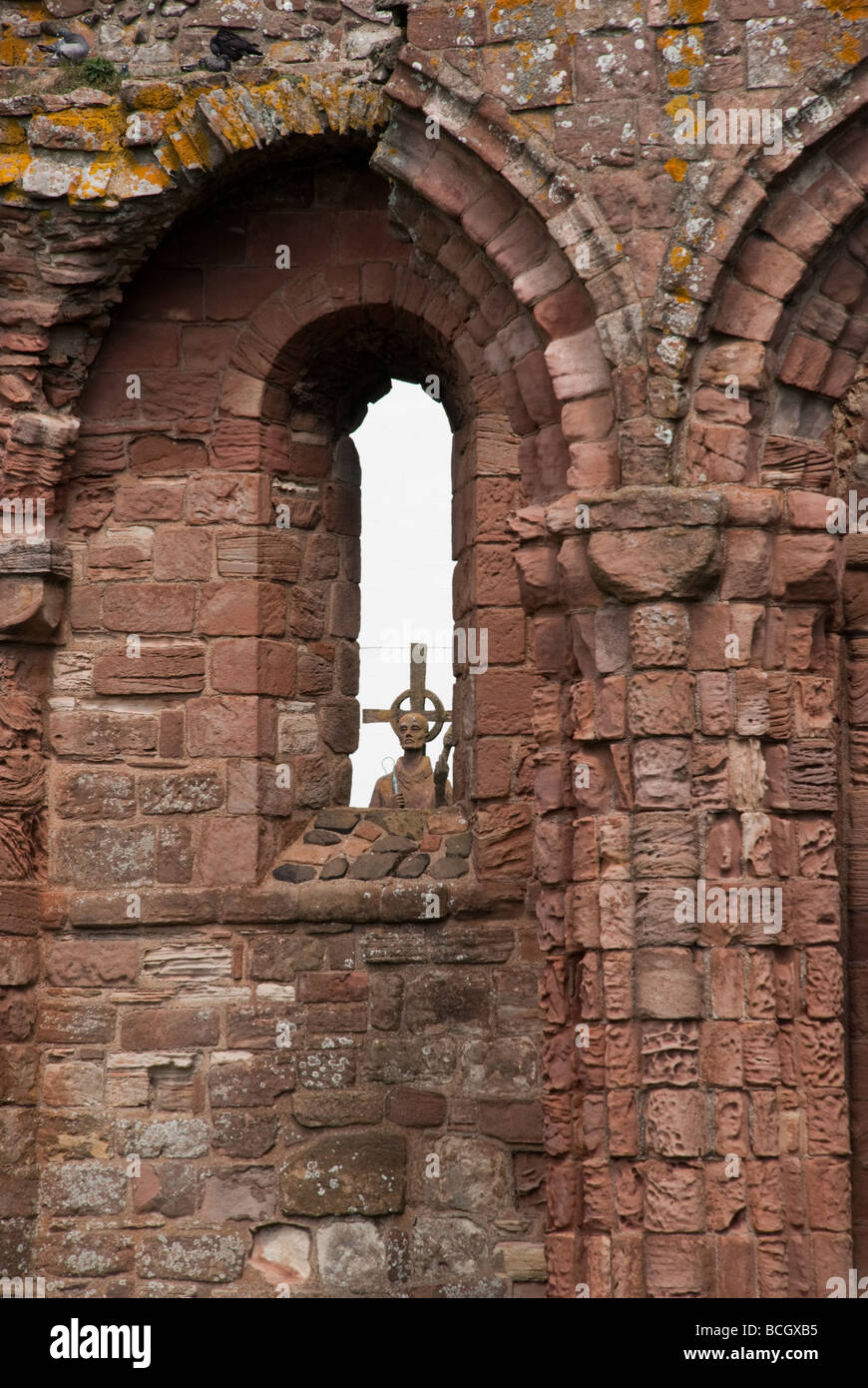 Statua di San Cutberto di Lindisfarne Priory Foto Stock