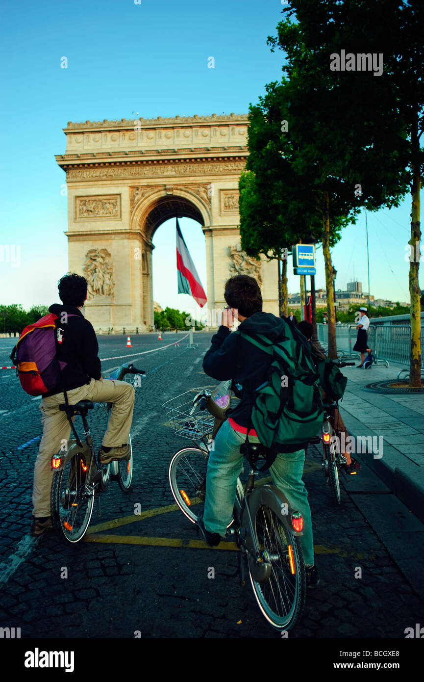Parigi Francia, Avenue Champs Elysees, adolescenti francesi in bicicletta visitando 'Arc de Triomphe' Street Scene, Place Etoile, persone per le strade di pari Foto Stock
