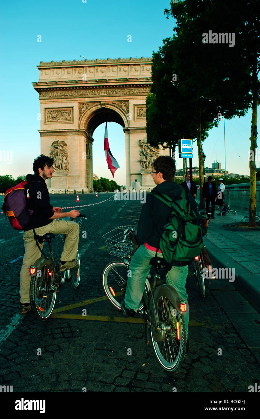 Parigi Francia, Avenue Champs Elysees, adolescenti francesi sulle biciclette visitando 'Arc de Triomphe' ciclismo luogo Etoile Foto Stock