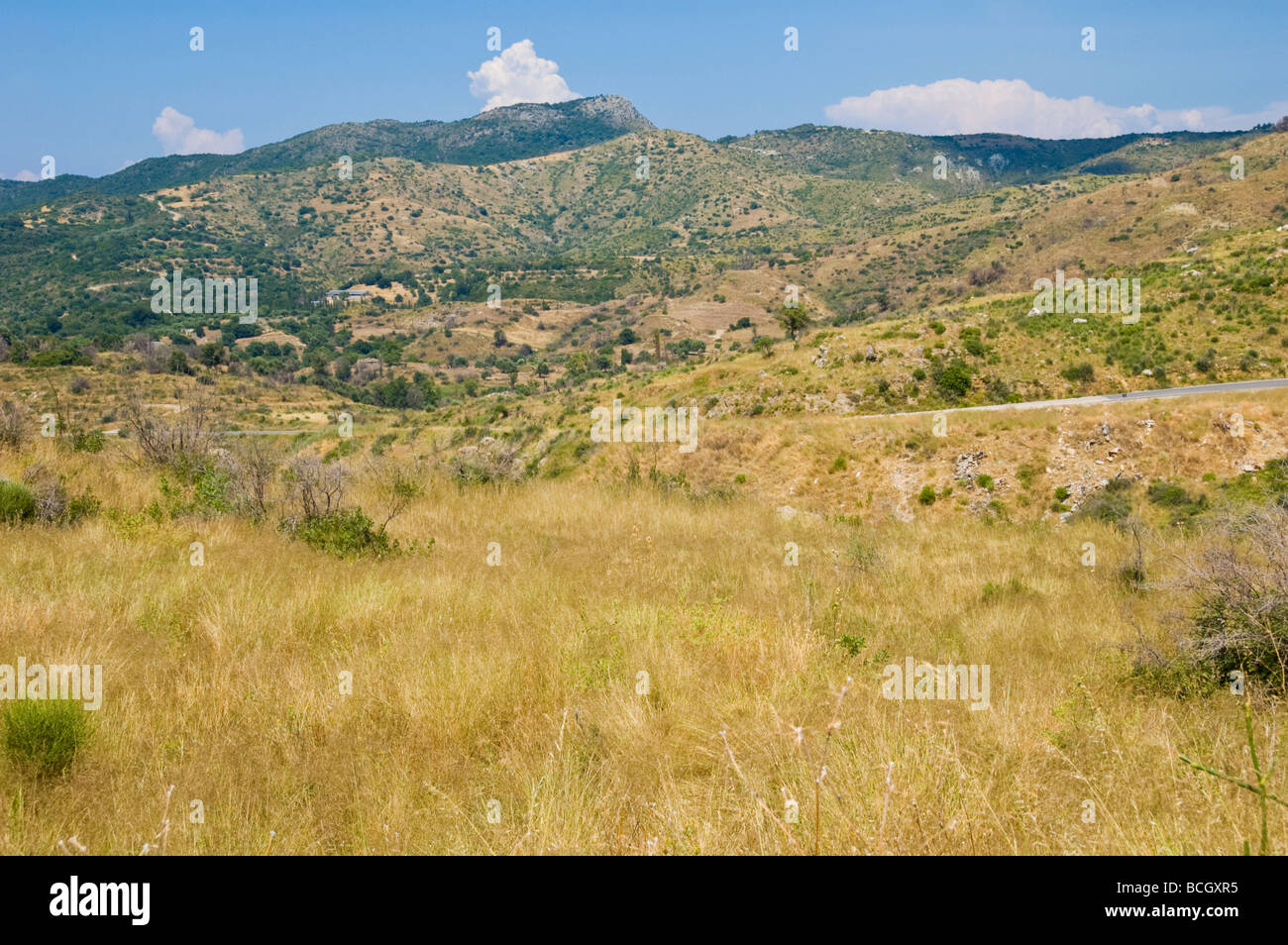 In aperta campagna guardando verso le montagne vicino a Tzanata vicino a Poros sull'isola greca di Cefalonia Grecia GR Foto Stock