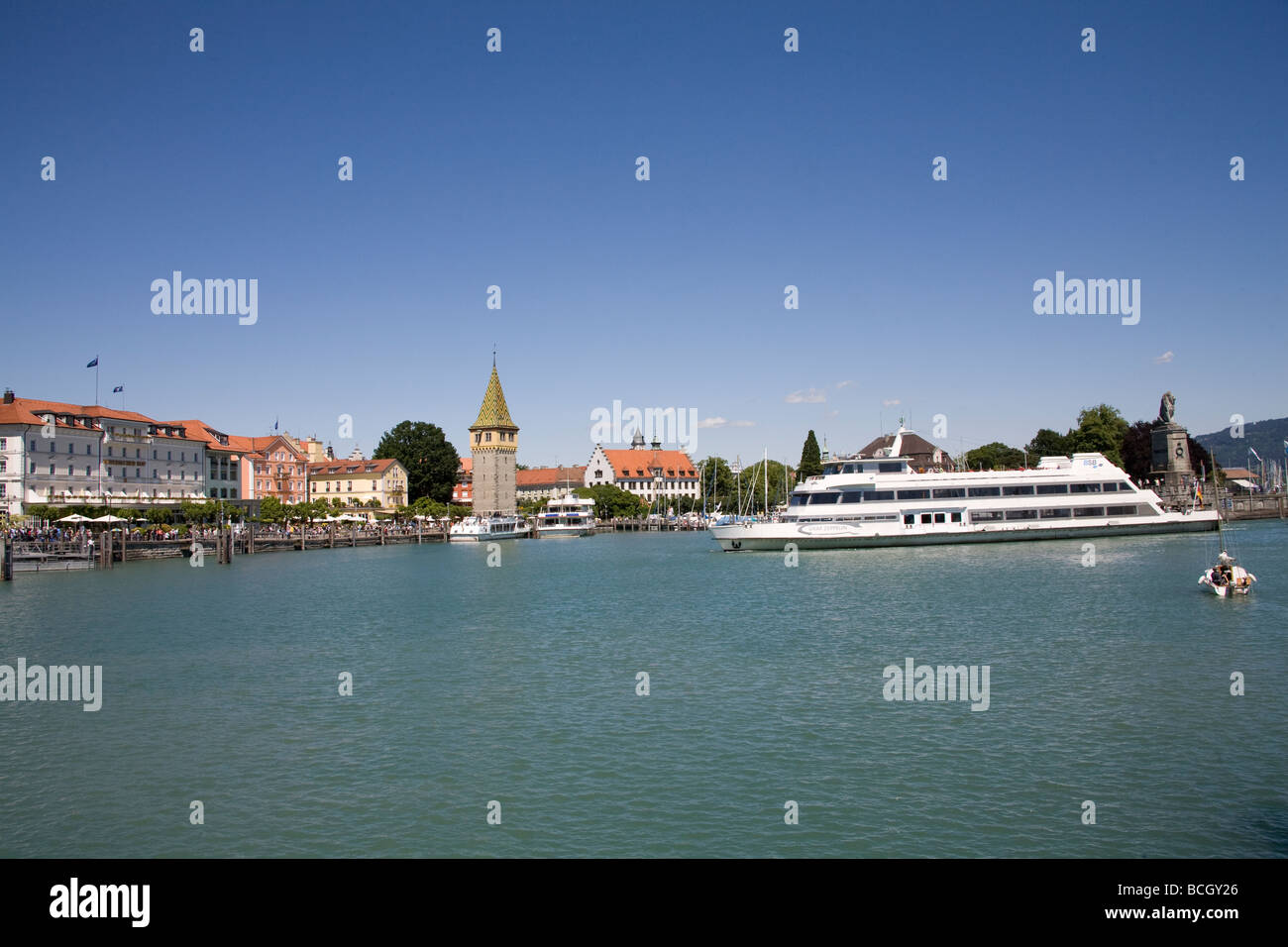 Lindau Baviera Germania UE può guardare attraverso il porto di questa città storica come un traghetto ritorna Foto Stock