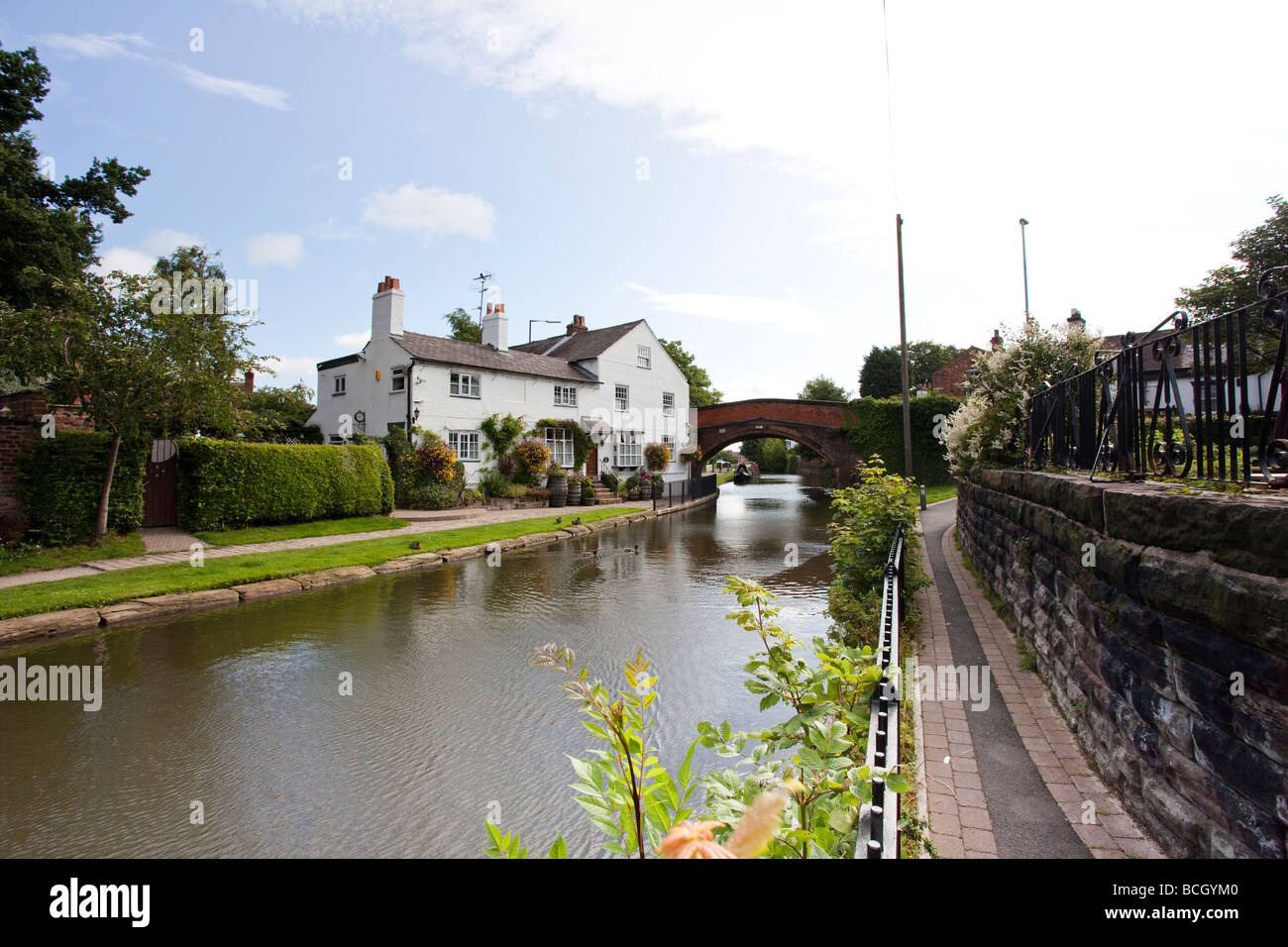 Canal e barche a Lymm, Warrington, Cheshire, Inghilterra Foto Stock