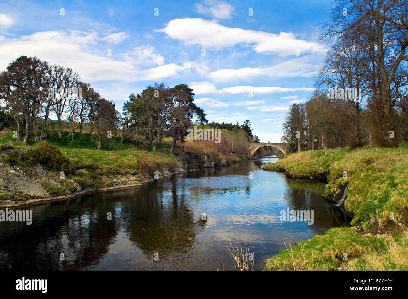 Il fiume Carron, che molti pescatori a usare per la pesca, preso in una bella serata primaverile con il ponte a Ardgay in Scozia. Foto Stock