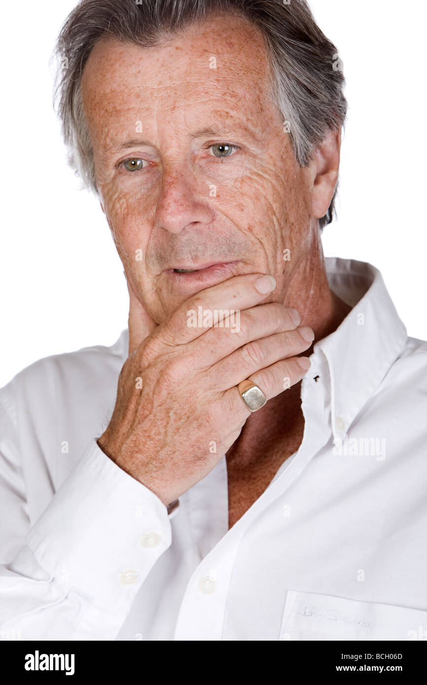 Inquadratura di un pensieroso Senior Uomo contro uno sfondo bianco Foto Stock