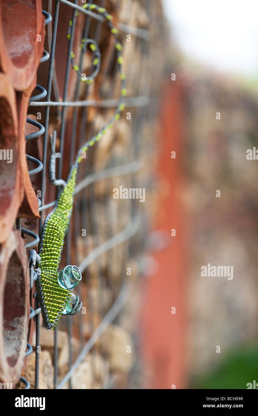 Parete di insetti in un giardino progettato per l'incoraggiamento di insetti nel giardino. Inghilterra Foto Stock