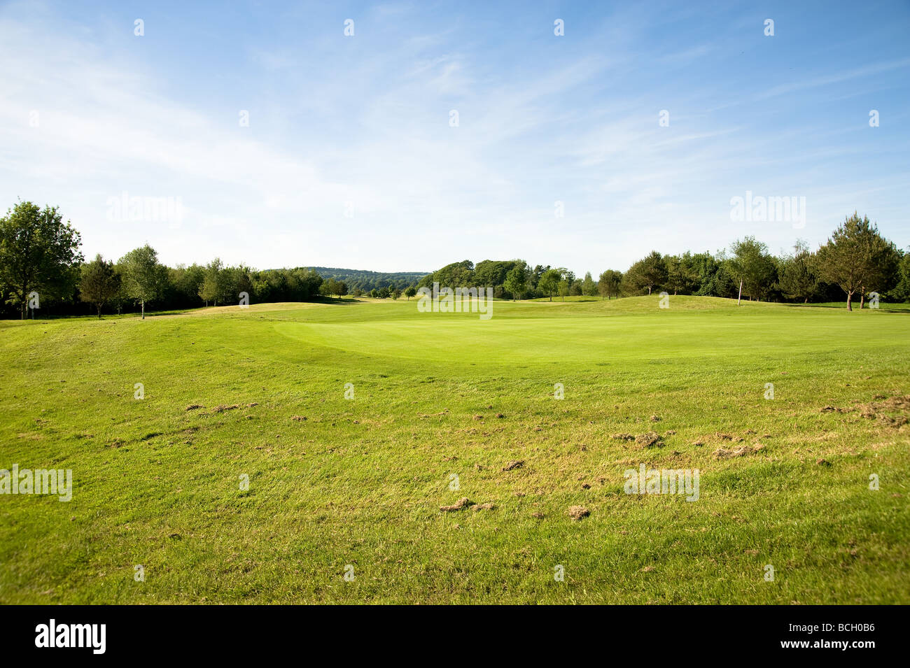 Vista sul campo da golf in una giornata di sole Foto Stock