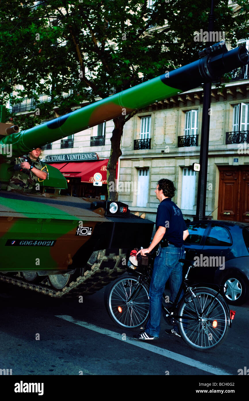 Parigi Francia, eventi pubblici "Bastille Day' Celebrazione " 14 luglio " parata militare, esercito francese serbatoio, rivolto verso l'uomo in bicicletta Foto Stock