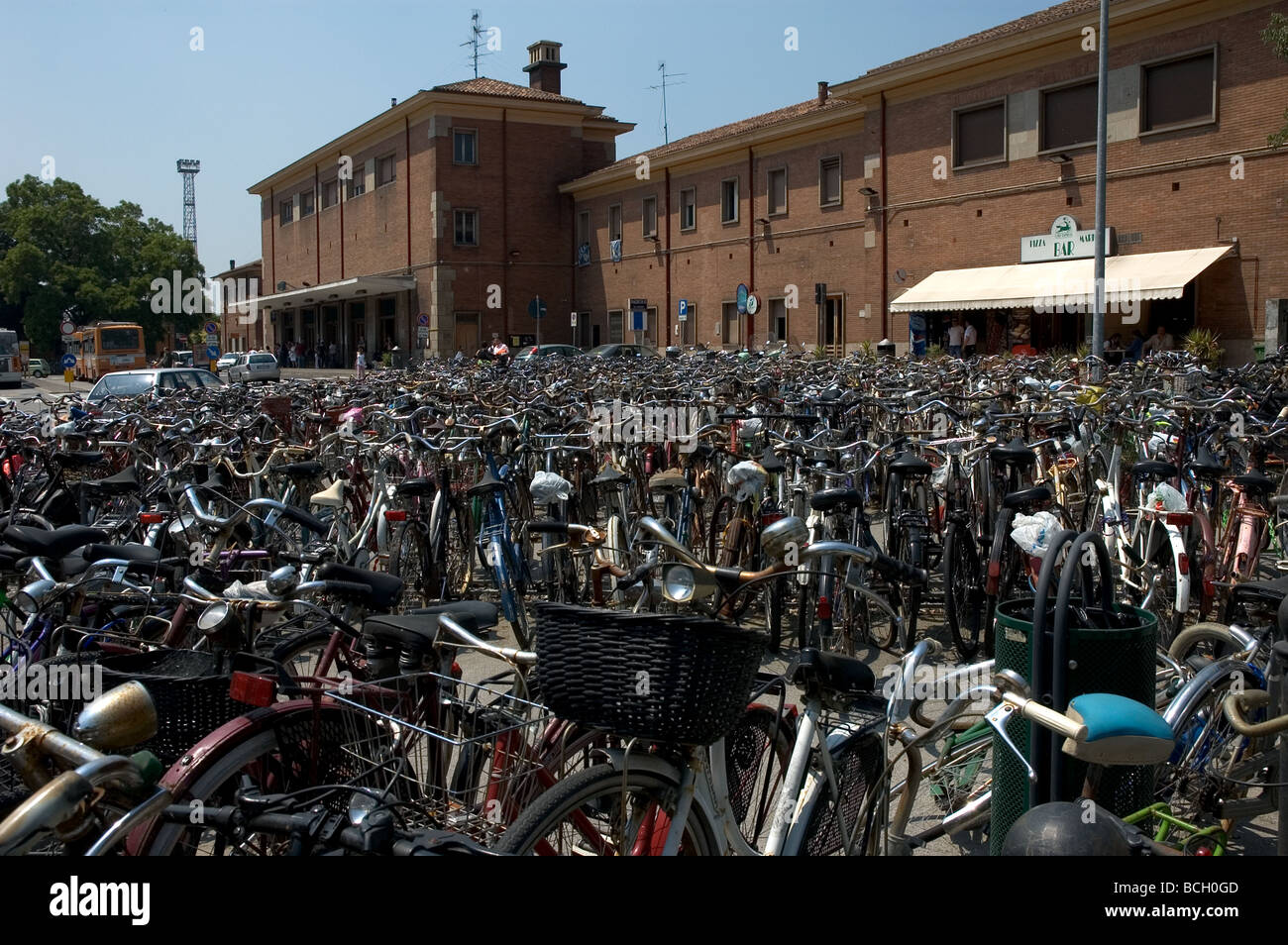 Il parcheggio per le bici davanti alla stazione ferroviaria di Ferrara, Italia Foto Stock