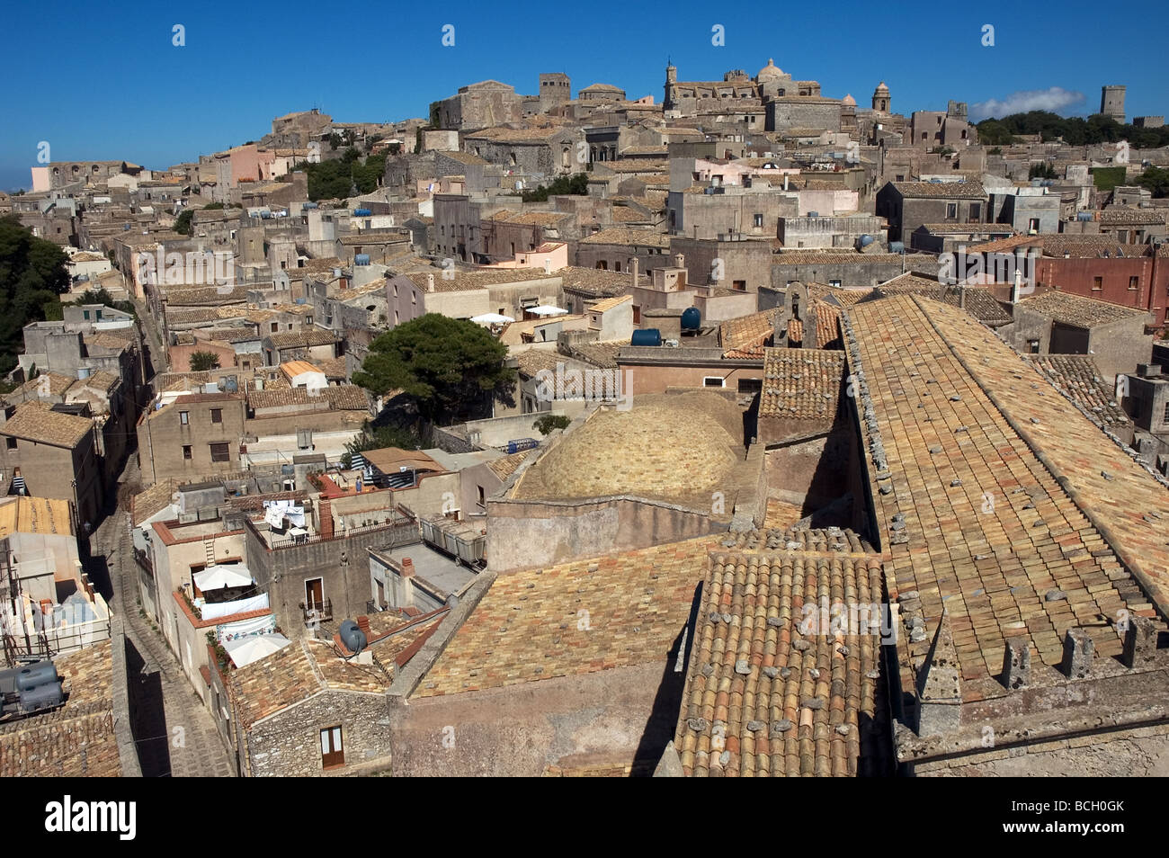 Vista del centro storico della cittadina di Erice in Sicilia, Italia Foto Stock