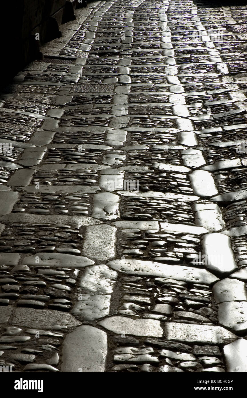 Tipica strada di ciottoli pavimentazione in Erice, in Sicilia Foto Stock