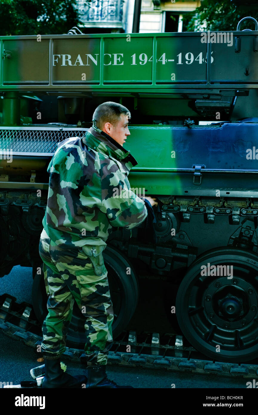 Parigi Francia " pubblico " Eventi " il giorno della Bastiglia' Celebrazione " 14 luglio " parata militare esercito francese uomo serbatoio di preparazione Foto Stock