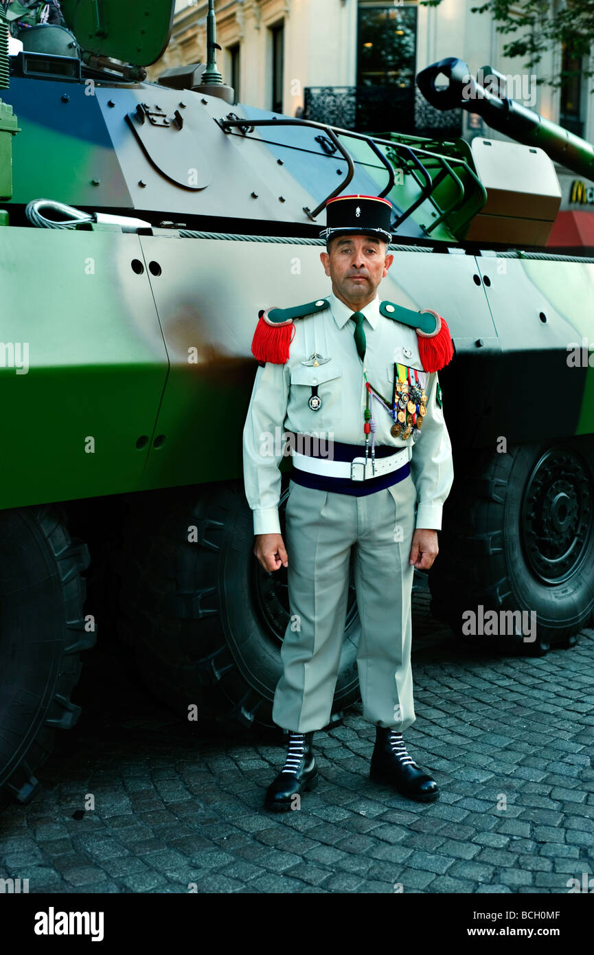 Parigi Francia, eventi pubblici, celebrazione del "giorno della Bastiglia" Parata militare del "14 luglio", Ritratto uomo dell'esercito francese, in piedi, maschi francesi Foto Stock